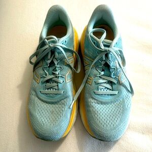 New Balance running shoes, size 9.5